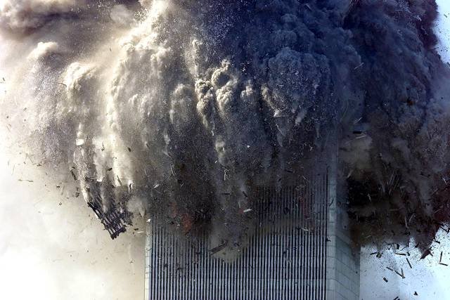 9/11 2001 twintower collapsing photo by chang lee